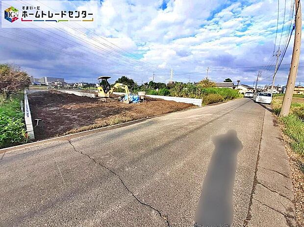 前面道路は、車通りが少ないので駐車もゆとりをもって行える環境になっています。お車の出し入れが苦手なママや小さなお子様にも安心ですね。