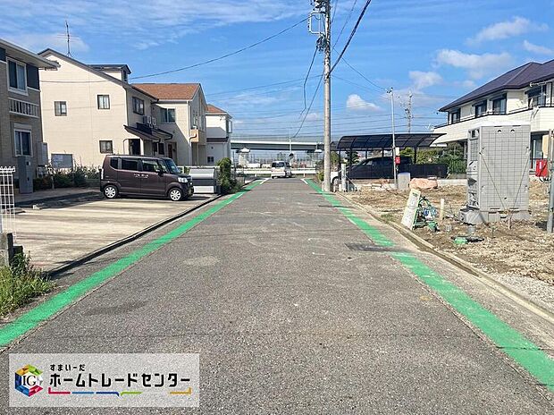 前面道路は、道路幅も広く、駐車もゆとりをもって行える環境になっています。お車の出し入れが苦手なママや小さなお子様にも安心ですね。舗装もされていて、ベビーカーや自転車で通っても快適に通行できます!