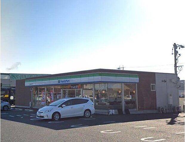 ファミリーマート北名古屋六ツ師店(約633m)