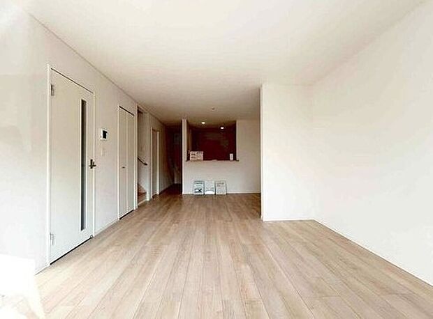 【リビング】広々とした居住空間は日々の暮らしを彩り、心のやすらぎと満足感を与えてくれます。通風と採光を考慮した設計は子供たちはのびのび育ち、家族でくつろぎと団らんを生み出します。