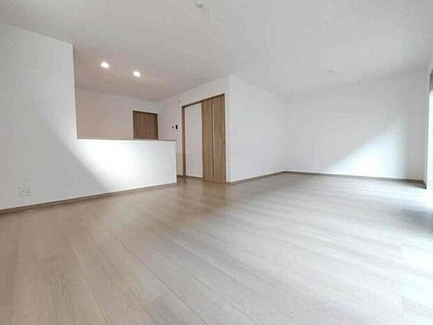 【リビング】B号棟
明るいリビングです♪対面式のオープンキッチンは、家事をしながらご家族の様子が一目でわかる安心と便利な設備です♪