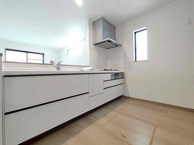 【キッチン】B号棟
収納力豊富なシステムキッチン。大型スライド収納付きで、すっきり片付けやすいキッチンです。
床下収納もついてたっぷり収納できます♪