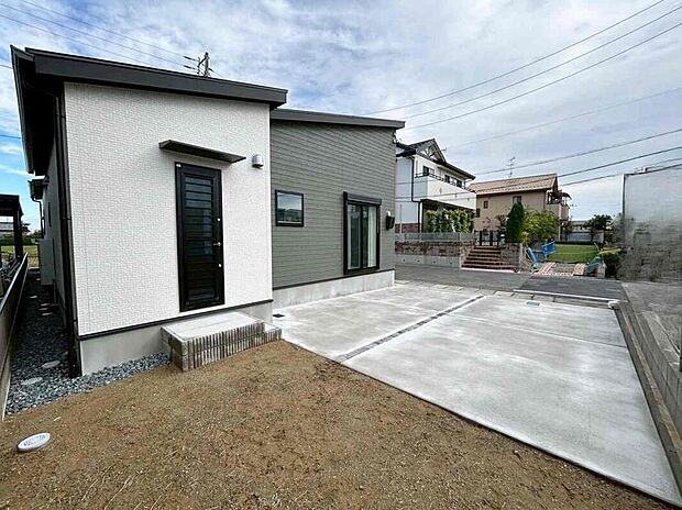 【庭】南側にお庭がございます♪小さなお子様の遊び場や、ガーデニング・家庭菜園、BBQなどお好みにお楽しみいただけます♪　　　　