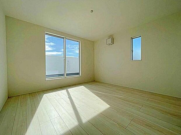 【リビング以外の居室】1号棟
充分な広さと収納機能を備えた部屋はお子様の自発性と成長を促します。お子様の成長を支える、勉強や好きなことに没頭する学びの空間にどうぞ。