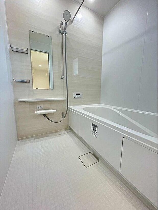 【浴室】1号棟
アクセントパネルで落ち着きのある雰囲気を演出したバスルーム♪毎日の疲れを癒やすバスタイムをお楽しみ下さい!浴室換気乾燥暖房機付きで、ジメジメした季節や雨の日には、浴室内干しも可能!