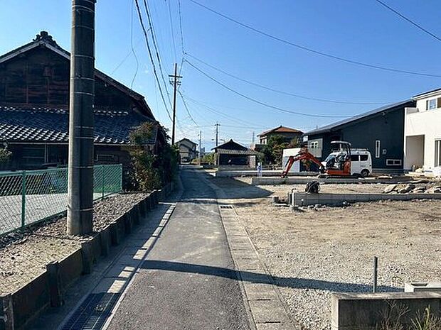【前面道路含む現地写真】前面道路は、道路幅も広く、駐車もゆとりをもって行える環境になっています。お車の出し入れが苦手なママや小さなお子様にも安心ですね。舗装もされていて、ベビーカーや自転車で通っても快適に通行できます。