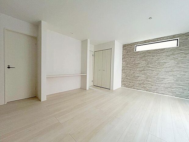 【リビング】大切なご家族が集まるからこそLDKはこだわりたい!休日はおひさまの光をたっぷりと取りこめるリビングでゆったりと過ごしませんか?子供たちが元気に笑いながら走り回っても十分な広さの空間です。