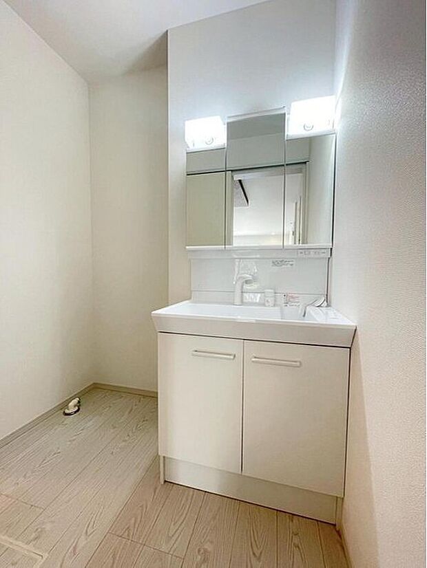 【洗面台・洗面所】1号棟
暮らしを快適にする三面鏡仕様の洗面化粧台は清潔感のある快適空間。収納力と機能性に優れた使いやすい設備で、忙しい朝の身支度もスムーズに♪