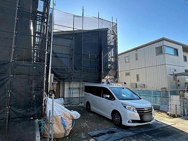 【現地外観写真】１号棟☆
閑静な住宅街です。並列３台駐車可能♪
小学校も近く、お子様の通学も安心です。