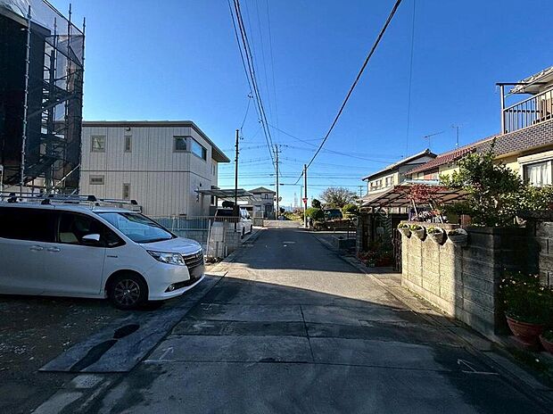 【前面道路含む現地写真】前面道路は交通量の少ない道路です。ゆとりがあり、駐車時もゆっくりと落ち着いて行える立地環境になっています♪　　　　　　　