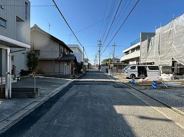 【前面道路含む現地写真】前面道路は、道路幅も広く、駐車もゆとりをもって行える環境になっています。お車の出し入れが苦手なママや小さなお子様にも安心ですね。舗装もされていて、ベビーカーや自転車で通っても快適に通行できます。