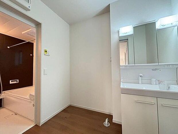 【洗面台・洗面所】ゆとりの洗面スペースで朝の身支度も快適スムーズに。３面鏡で髪のセットやお化粧もストレスなくこなせ、朝から気分良く通勤通学に向かえそうですね！鏡の裏にはたっぷりと収納スペースを標準装備！