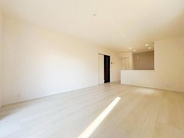 【リビング】明るいリビングです♪対面式のオープンキッチンは、家事をしながらご家族の様子が一目でわかる安心と便利な設備です♪　