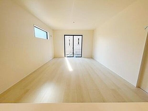 【リビング】心地よい明るい雰囲気のリビング♪採光は良好です！　　
家族団らんの時間も増えそうなくつろぎの場所になりそう♪