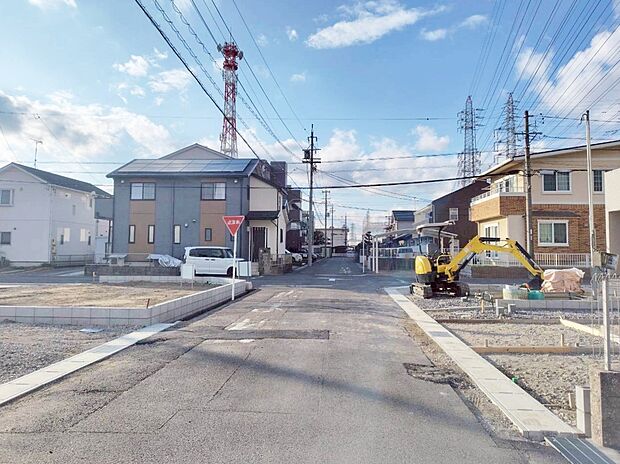 【現地外観写真】前面道路は交通量の少ない道路です。ゆとりがあり、駐車時もゆっくりと落ち着いて行える立地環境になっています♪