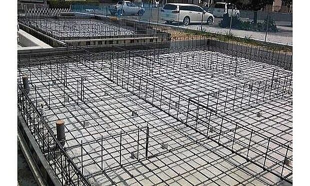 【鉄筋コンクリート造のべた基礎】基礎工事はとても大事な工事になり基礎がしっかりしてなければどんな高性能な住宅も意味がありません。
法令の検査はもちろん工事監督によるチェック、専門係員によるチェックを行っております。