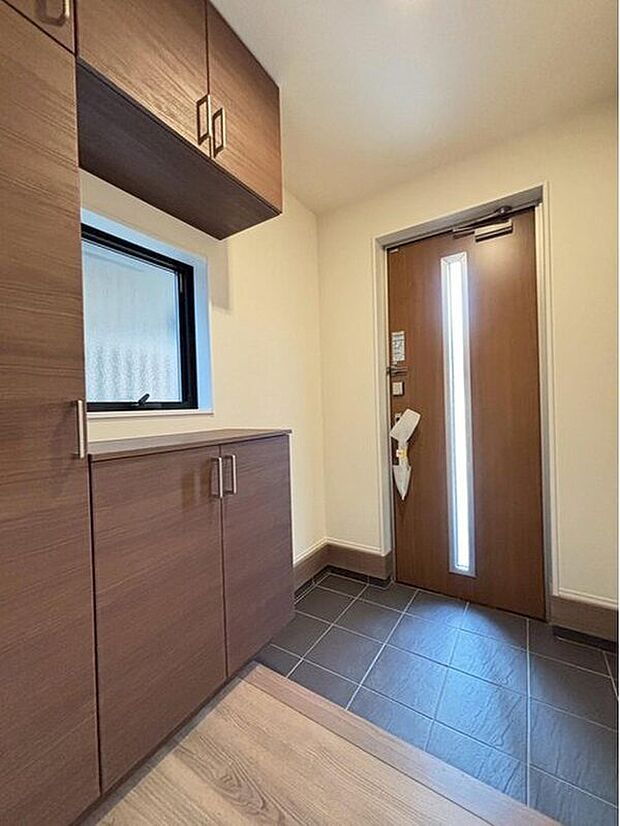 【玄関】住まう人も来客も入った時にワクワクさせてくれるオシャレな玄関！
収納もたっぷりあるので、靴がたくさんあっても安心！
気持ちの良い朝は、毎日ここからスタートしていきます♪