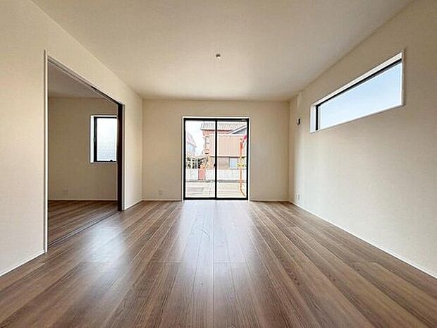 【リビング】大切なご家族が集まるからこそＬＤＫはこだわりたい！休日はおひさまの光をたっぷりと取りこめるリビングでゆったりと過ごしませんか？子供たちが元気に笑いながら走り回っても十分な広さの空間です。