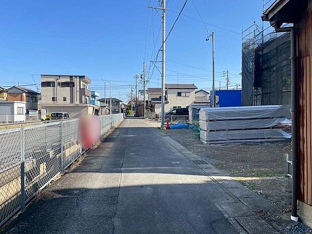 【前面道路含む現地写真】前面道路は交通量の少ない道路です。ゆとりがあり、駐車時もゆっくりと落ち着いて行える立地環境になっています♪