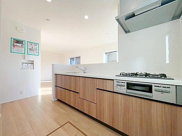 【キッチン】キッチンワークしながら大切な家族との会話を楽しめる、家族のコミュニケーションが生まれる対面式のオープンキッチンです♪