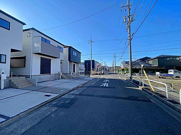 【前面道路含む現地写真】前面道路は、道路幅も広く、駐車もゆとりをもって行える環境になっています。お車の出し入れが苦手なママや小さなお子様にも安心ですね。舗装もされていて、ベビーカーや自転車で通っても快適に通行できます。