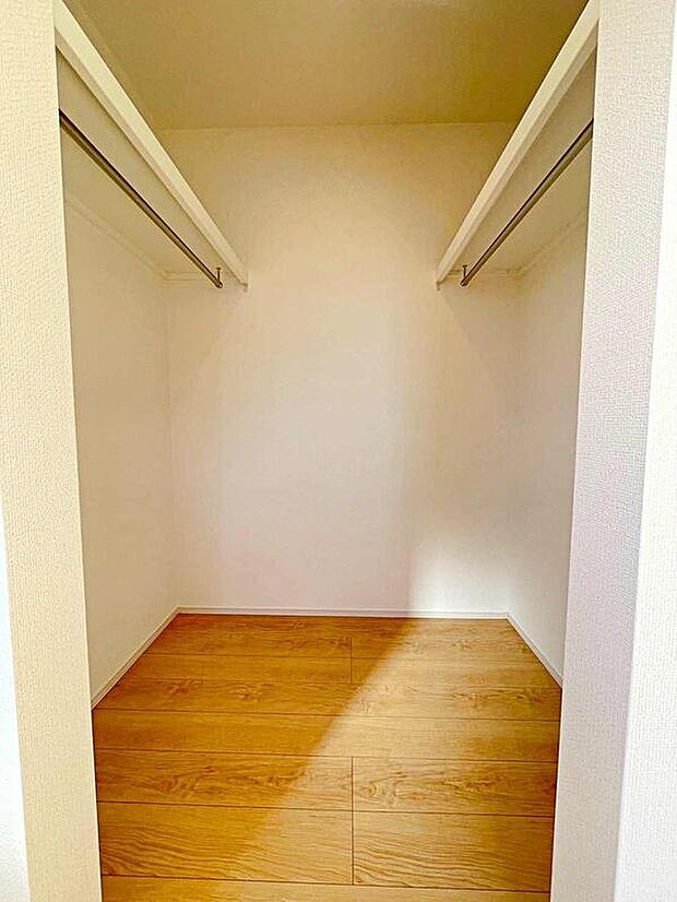 【収納】2号棟
大きな荷物も収納可能なウォークインクローゼット!季節ごとの入れ替え不要な嬉しい設備になっています♪