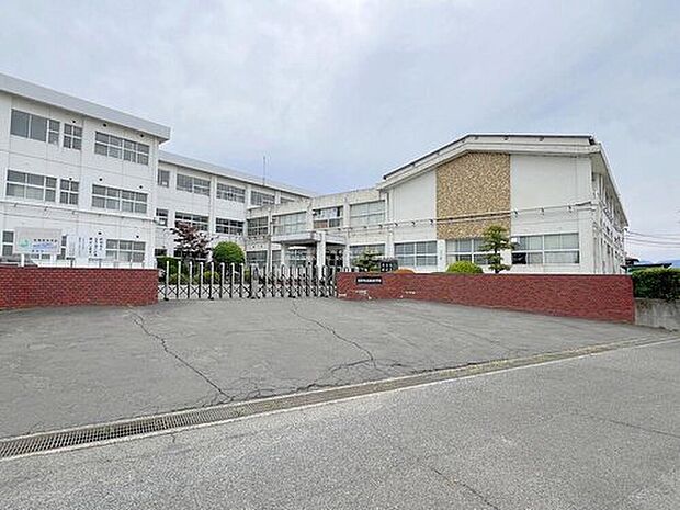 愛西市立佐織西中学校（約1,300m）