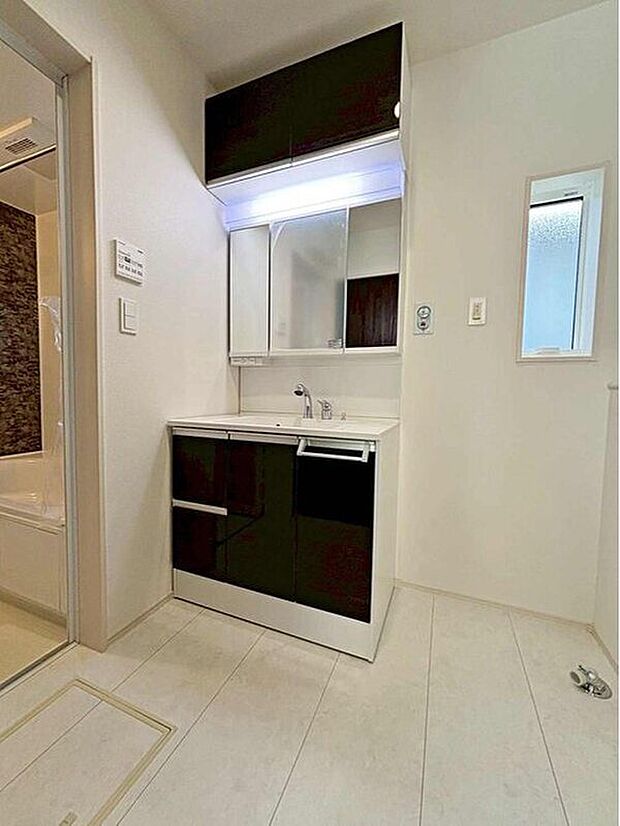 【洗面台・洗面所】暮らしを快適にする三面鏡仕様の洗面化粧台は清潔感のある快適空間。収納力と機能性に優れた使いやすい設備で、忙しい朝の身支度もスムーズに♪