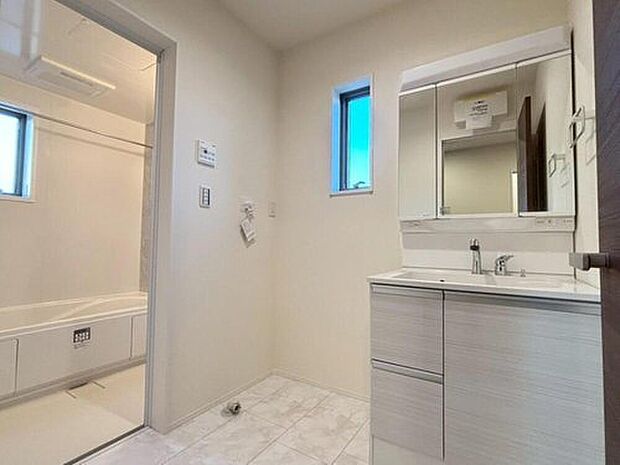 【洗面所】暮らしを快適にする三面鏡仕様の洗面化粧台。
収納力と機能性に優れた使いやすい設備で、忙しい朝の身支度もスムーズに♪