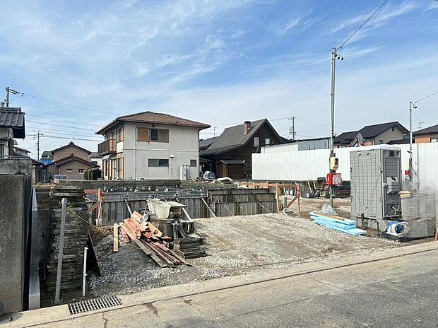 【現地外観写真】3号棟☆
駐車2台可能♪
建築中のためモデルハウスで構造説明会を開催しております☆設備や構造などご説明いたします!お気軽にお問い合わせください♪