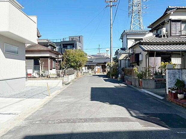 【前面道路含む現地写真】前面道路は交通量の少ない道路です。ゆとりがあり、駐車時もゆっくりと落ち着いて行える立地環境になっています♪