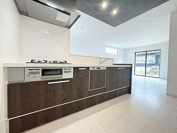 【キッチン】キッチンワークしながら大切な家族との会話を楽しめる、家族のコミュニケーションが生まれる対面式のオープンキッチンです♪