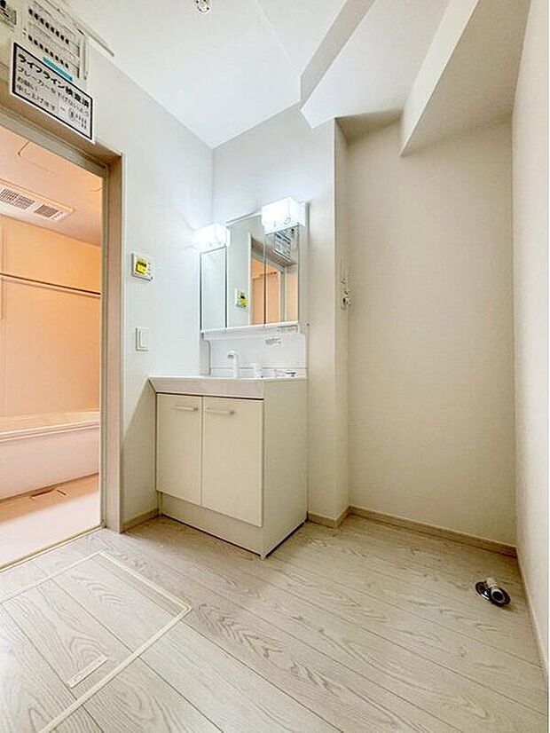 【洗面台・洗面所】暮らしを快適にする三面鏡仕様の洗面化粧台。
収納力と機能性に優れた使いやすい設備で、忙しい朝の身支度もスムーズに♪