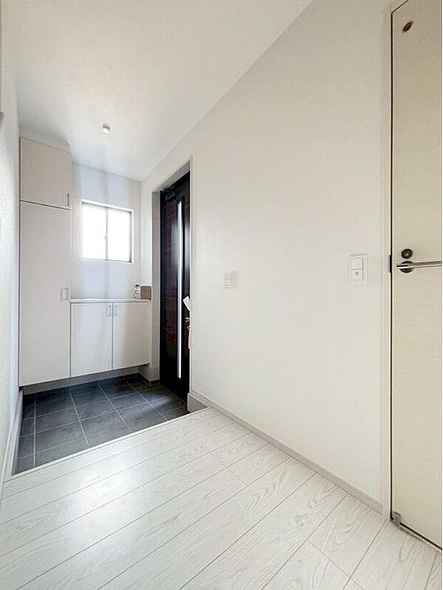 【玄関】明るくて清潔感溢れる玄関ホール。下駄箱は可動式の収納付きです♪
散らかりがちな玄関もいつもすっきりと片付きますよ。