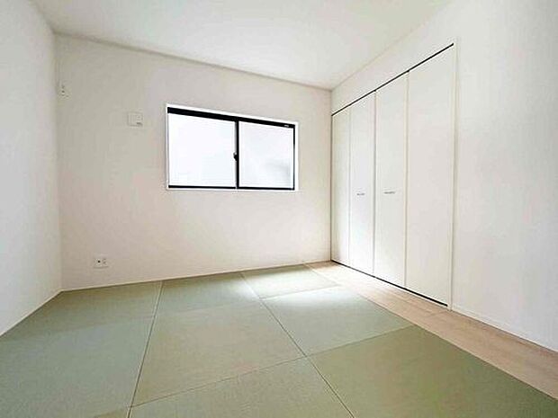 【和室】LDKと隣接した和室。
和室は、リビングから目が届く場所なので、お子様の遊び部屋・お昼寝スペースとして使うのもオススメです♪