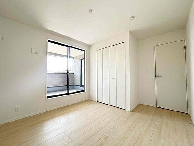 【居室】広々とした居住空間は日々の暮らしを彩り、心のやすらぎと満足感を与えてくれます。通風と採光を考慮した設計は子供たちはのびのび育ち、家族でくつろぎと団らんを生み出します。