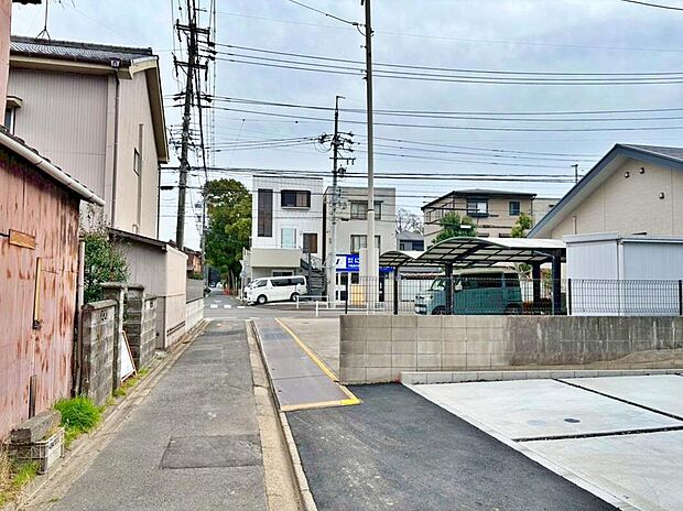 【前面道路含む現地写真】前面道路は交通量の少ない道路です。ゆとりがあり、駐車時もゆっくりと落ち着いて行える立地環境になっています♪
