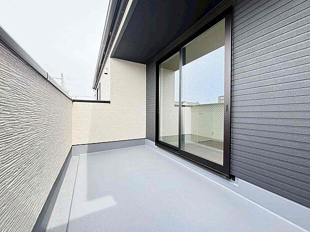 【バルコニー】家族分の洗濯物もしっかり干せます。日当たりも良く、毎日のお洗濯が楽しくなりそう♪お布団は手軽に干せていつもポカポカに☆