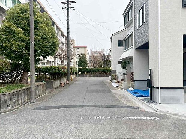 【前面道路含む現地写真】前面道路は交通量の少ない道路です。ゆとりがあり、駐車時もゆっくりと落ち着いて行える立地環境になっています♪