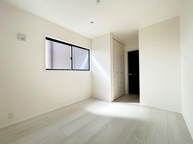 【居室】１号棟
充分な広さと収納機能を備えた部屋はお子様の自発性と成長を促します。お子様の成長を支える、勉強や好きなことに没頭する学びの空間にどうぞ。