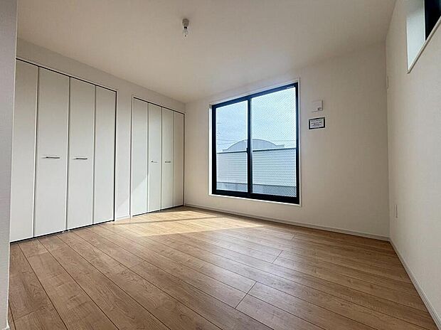 【リビング以外の居室】2号棟
2面採光を施した為、晴れの日の日中はいつも明るい室内です。
窓を開放すれば気持ちの良い風が入り込んできますよ♪