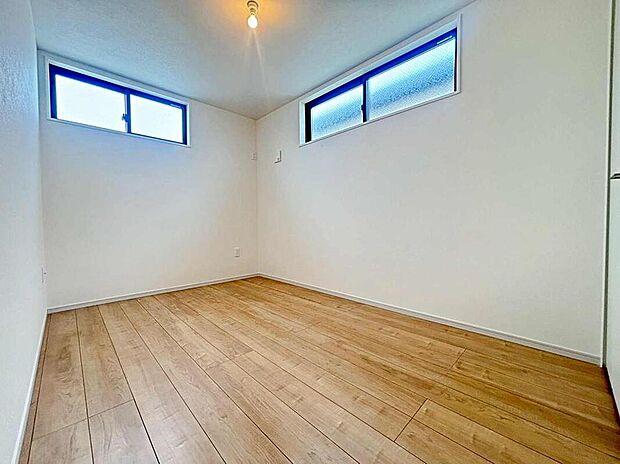 【リビング以外の居室】2号棟
通風・採光にも優れ、心地よい光と風があふれています。 豊かな居住性とプライドを満たすクオリティが見事に調和した住空間。