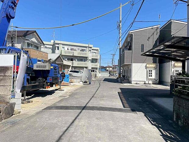 【前面道路含む現地写真】前面道路は閑静な住宅地をはしる車通りの少ない道路。お車の出し入れが苦手なママや小さなお子様にも安心ですね。しっかり舗装もされているので、ベビーカーや自転車で通っても快適に通行できます。