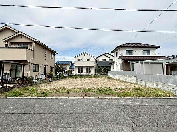【現地外観写真】大規模な商業施設が建ちにくく、街並みが守られやすい第一種中高層住居専用地域。落ち着きある暮らしを叶える住環境です。