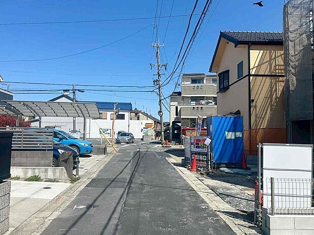 【前面道路含む現地写真】前面道路は交通量の少ない道路です。ゆとりがあり、駐車時もゆっくりと落ち着いて行える立地環境になっています♪