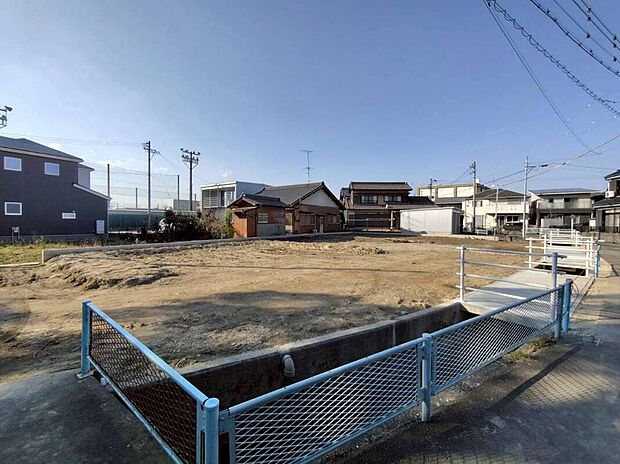 【現地外観写真】全３邸☆
建築中のためモデルハウスで構造説明会を開催しております☆設備や構造などご説明いたします！お気軽にお問い合わせください♪