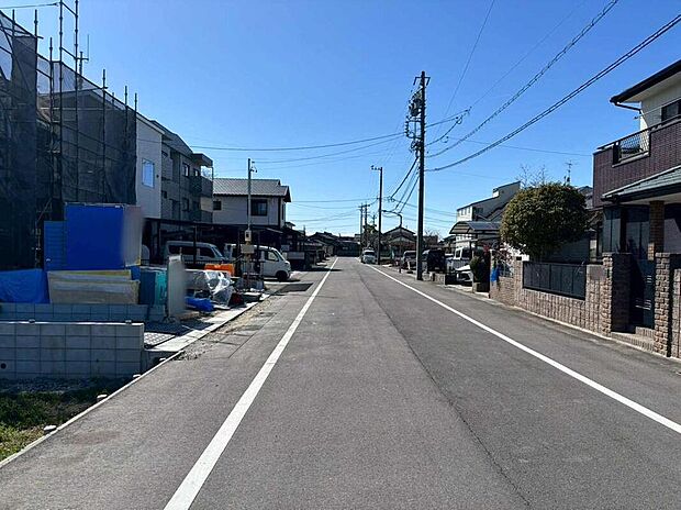 【前面道路含む現地写真】前面道路は交通量の少ない道路です。ゆとりがあり、駐車時もゆっくりと落ち着いて行える立地環境になっています♪　　　　　
