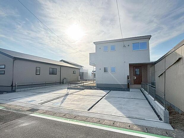 【現地外観写真】全３邸☆　１号棟
SICやWICがあり、各４居室にも収納スペース完備♪ 日当たり良好な南側バルコニーが２面ございます♪