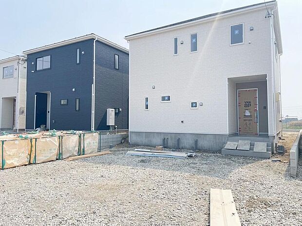 【現地外観写真】全４棟☆２号棟
陽当り良好な南庭付きで、明るく開放的な住まいです。ガーデニングやお子様の遊び場としても活用できますね♪