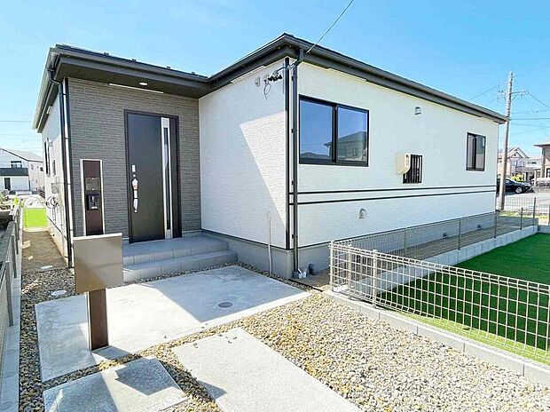 【現地外観写真】B号棟
堂々完成いたしました！ぜひ現地にて、実際の建物・街並み・陽当たり等ご確認下さい♪お気軽にお問い合わせください☆